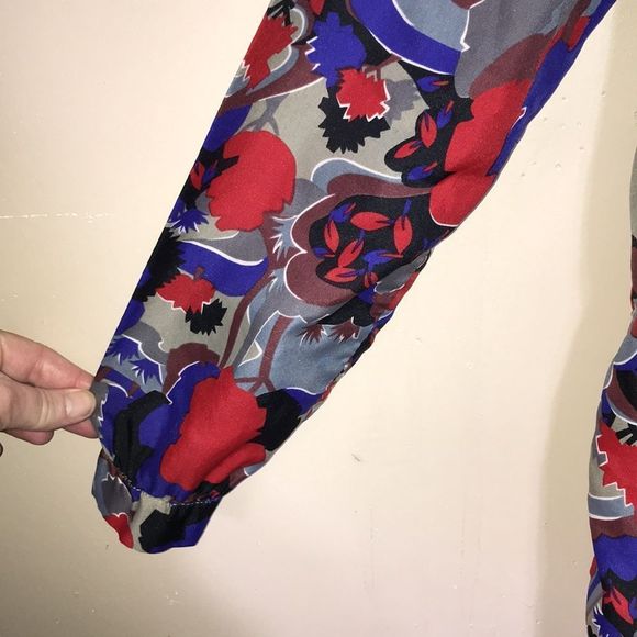 Vintage 70s red blue & gray floral blouse with bow tie front modern size medium - Picture 6 of 8
